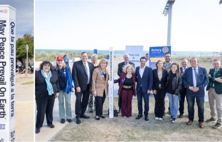 Poste de la Paz instalado en Castelldefels